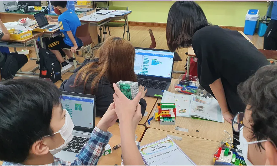 Namdaegu Elementary School homeroom teacher experience with block coding robots and project-based learning